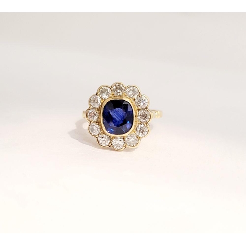 11 - A VERY BEAUTIFUL 18CT YELLOW GOLD SAPPHIRE & DIAMOND CLUSTER RING, the central sapphire is a very go... 