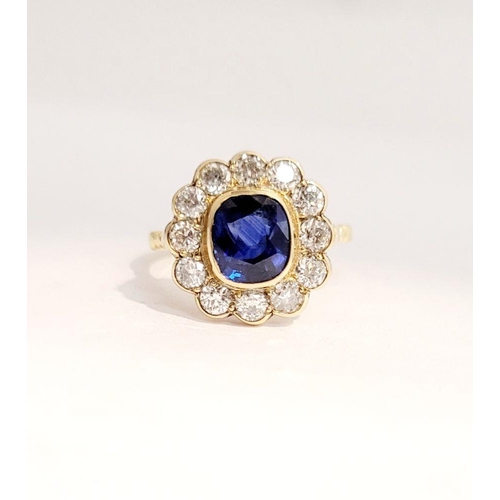 11 - A VERY BEAUTIFUL 18CT YELLOW GOLD SAPPHIRE & DIAMOND CLUSTER RING, the central sapphire is a very go... 