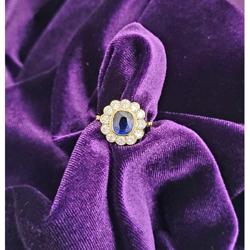 11 - A VERY BEAUTIFUL 18CT YELLOW GOLD SAPPHIRE & DIAMOND CLUSTER RING, the central sapphire is a very go... 