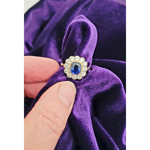 11 - A VERY BEAUTIFUL 18CT YELLOW GOLD SAPPHIRE & DIAMOND CLUSTER RING, the central sapphire is a very go... 