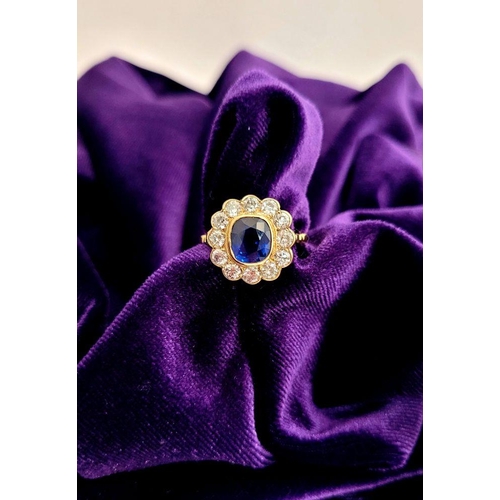 11 - A VERY BEAUTIFUL 18CT YELLOW GOLD SAPPHIRE & DIAMOND CLUSTER RING, the central sapphire is a very go... 