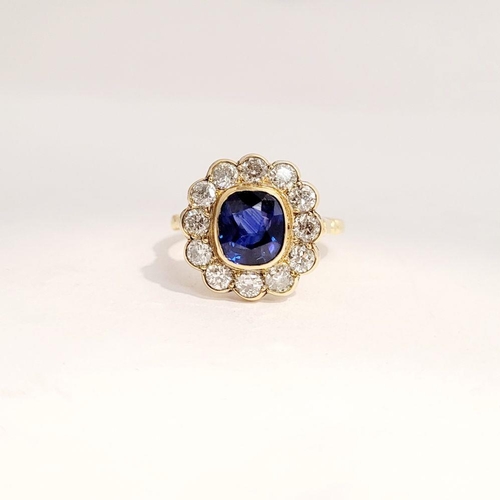 11 - A VERY BEAUTIFUL 18CT YELLOW GOLD SAPPHIRE & DIAMOND CLUSTER RING, the central sapphire is a very go... 