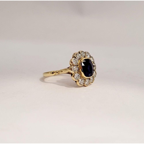 11 - A VERY BEAUTIFUL 18CT YELLOW GOLD SAPPHIRE & DIAMOND CLUSTER RING, the central sapphire is a very go... 