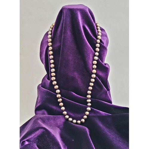 110 - A LOVELY STRING OF PEACOCK PEARLS, with a 10K gold clasp, hand knotted string. 50cm long open. Ideal... 