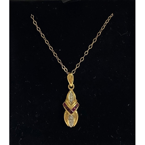 118 - AN 18CT YELLOW GOLD RUBY AND DIAMOND PENDANT NECKLACE, the pendant features six round cut diamonds a... 