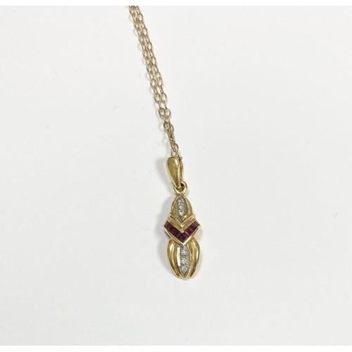 118 - AN 18CT YELLOW GOLD RUBY AND DIAMOND PENDANT NECKLACE, the pendant features six round cut diamonds a... 