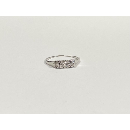 127 - A BEAUTIFUL PLATINUM THREE STONE DIAMOND RING, with central round brilliant cut diamond flanked by t... 