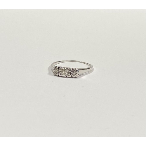 127 - A BEAUTIFUL PLATINUM THREE STONE DIAMOND RING, with central round brilliant cut diamond flanked by t... 