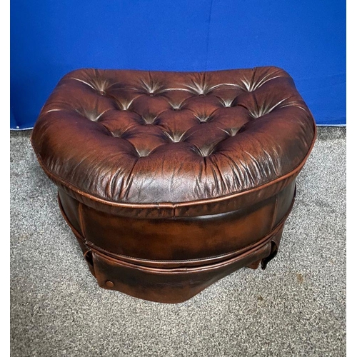 139 - A GOOD BROWN LEATHER OTTOMAN, with button tufted leather upholstery to top, upholstered sides and sk... 