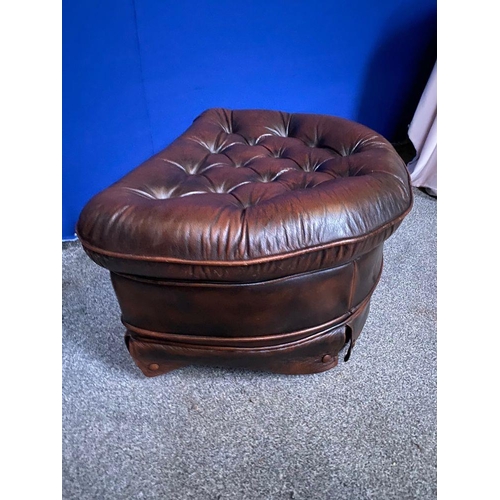 139 - A GOOD BROWN LEATHER OTTOMAN, with button tufted leather upholstery to top, upholstered sides and sk... 