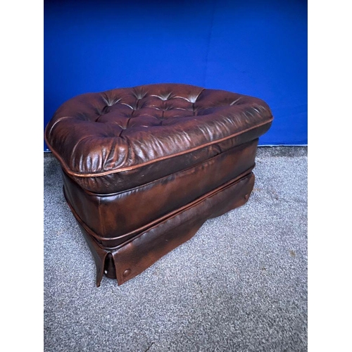 139 - A GOOD BROWN LEATHER OTTOMAN, with button tufted leather upholstery to top, upholstered sides and sk... 