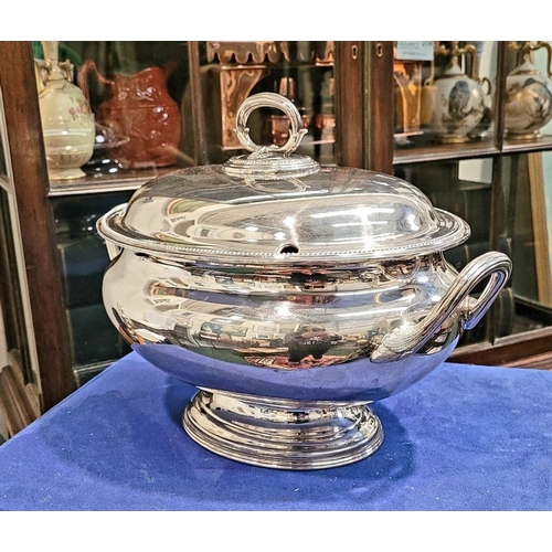 140 - A VERY GOOD LARGE OVAL SHAPED 19TH CENTURY SILVER PLATED SOUP TERRINE DISH, with lid. Hard Soldered ... 