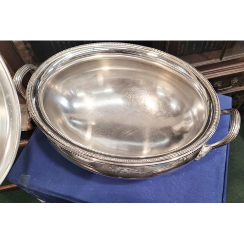 140 - A VERY GOOD LARGE OVAL SHAPED 19TH CENTURY SILVER PLATED SOUP TERRINE DISH, with lid. Hard Soldered ... 