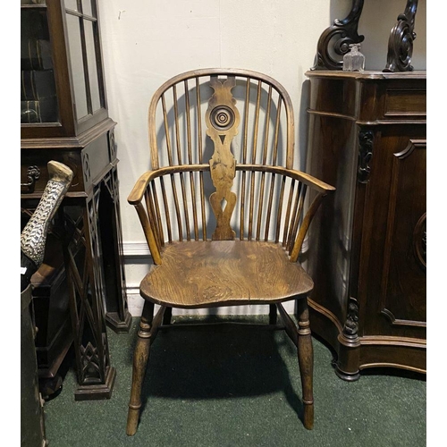 148 - A FINE 19TH CENTURY WINDSOR ARMCHAIR, the arched backrest with carved central splat over shaped seat... 