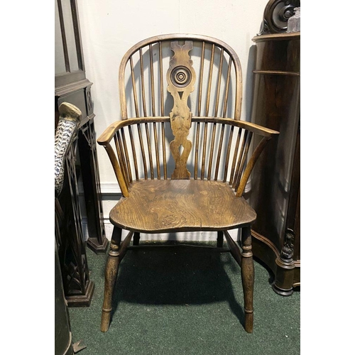 148 - A FINE 19TH CENTURY WINDSOR ARMCHAIR, the arched backrest with carved central splat over shaped seat... 