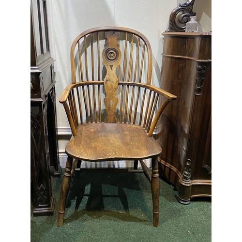 148 - A FINE 19TH CENTURY WINDSOR ARMCHAIR, the arched backrest with carved central splat over shaped seat... 