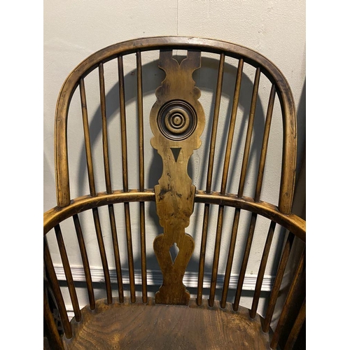 148 - A FINE 19TH CENTURY WINDSOR ARMCHAIR, the arched backrest with carved central splat over shaped seat... 