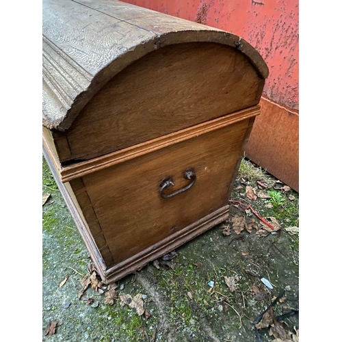 173 - AN 18TH CENTURY DOME TOPPED OAK CHEST/TRUNK, nice dome top with handles to sides and metal fittings.... 