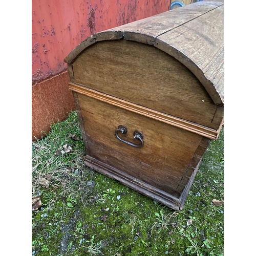 173 - AN 18TH CENTURY DOME TOPPED OAK CHEST/TRUNK, nice dome top with handles to sides and metal fittings.... 