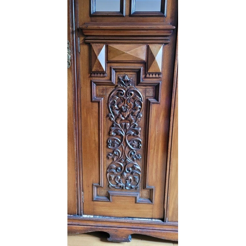 189 - A LARGE EARLY 20TH CENTURY MIRRORED THREE DOOR WARDROBE, with a pediment top over two mirrored doors... 