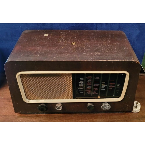 197 - A VINTAGE CAMBRIDGE ENGLAND 1940s PYE 19A VALVE RADIO with AC mains, long/medium/short wave. A table... 