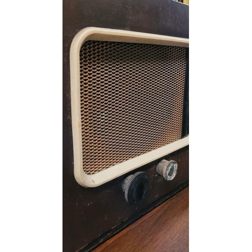 197 - A VINTAGE CAMBRIDGE ENGLAND 1940s PYE 19A VALVE RADIO with AC mains, long/medium/short wave. A table... 