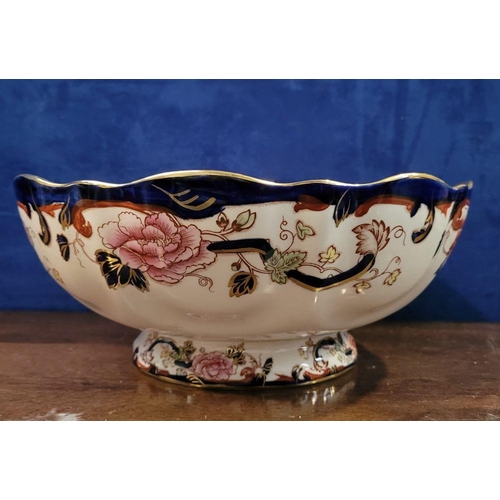 209 - A COLLECTION OF CHINA/CERAMIC ITEMS, includes: (i) A lidded dish, decorated in a two-tone green glaz... 