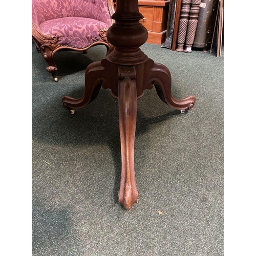 226 - A LARGE 19TH CENTURY CIRCULAR MAHOGANY TIP UP CENTRE/BREAKFAST TABLE, the circular tilt-top with mou... 