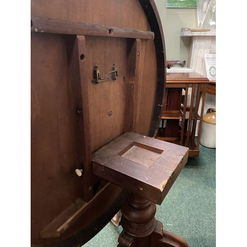 226 - A LARGE 19TH CENTURY CIRCULAR MAHOGANY TIP UP CENTRE/BREAKFAST TABLE, the circular tilt-top with mou... 