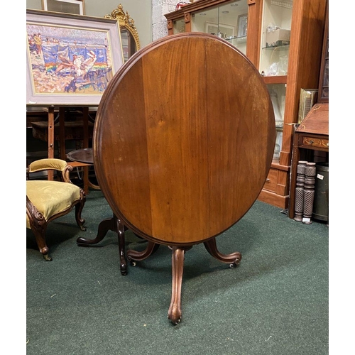 226 - A LARGE 19TH CENTURY CIRCULAR MAHOGANY TIP UP CENTRE/BREAKFAST TABLE, the circular tilt-top with mou... 