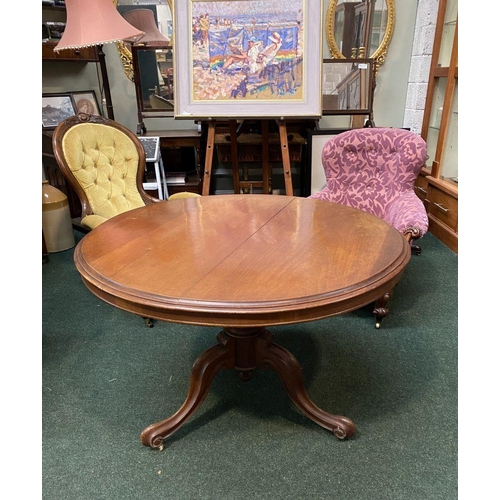 226 - A LARGE 19TH CENTURY CIRCULAR MAHOGANY TIP UP CENTRE/BREAKFAST TABLE, the circular tilt-top with mou... 