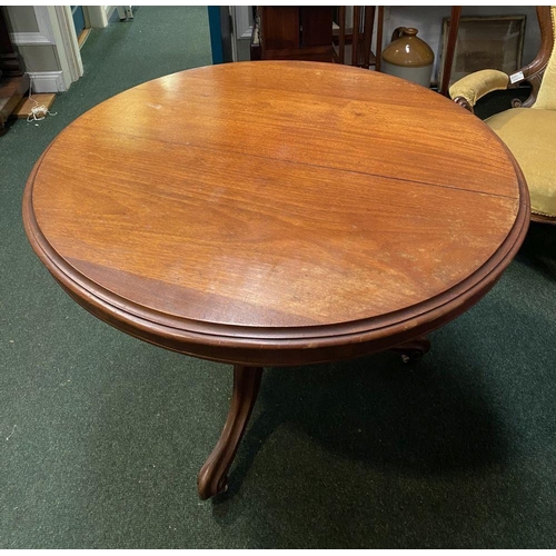 226 - A LARGE 19TH CENTURY CIRCULAR MAHOGANY TIP UP CENTRE/BREAKFAST TABLE, the circular tilt-top with mou... 