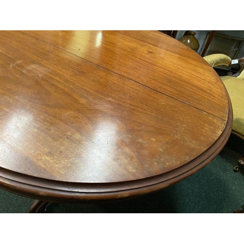 226 - A LARGE 19TH CENTURY CIRCULAR MAHOGANY TIP UP CENTRE/BREAKFAST TABLE, the circular tilt-top with mou... 