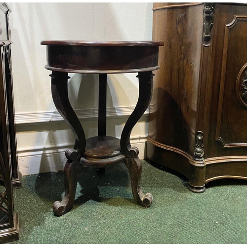 231 - A MAHOGANY CIRCULAR TOPPED OCCASIONAL TABLE, with three shaped supports joined by circular undertier... 