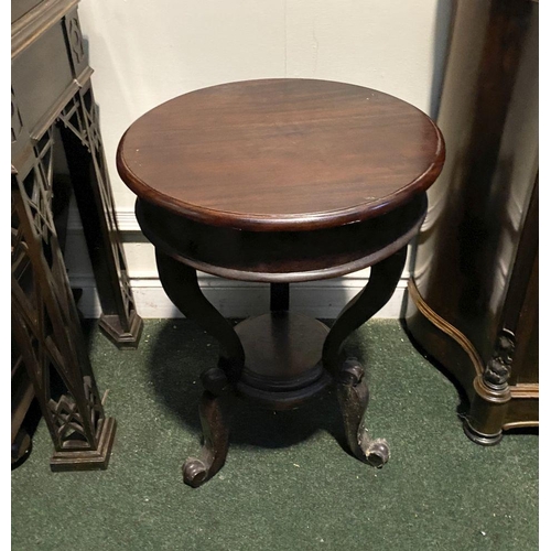 231 - A MAHOGANY CIRCULAR TOPPED OCCASIONAL TABLE, with three shaped supports joined by circular undertier... 