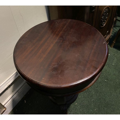 231 - A MAHOGANY CIRCULAR TOPPED OCCASIONAL TABLE, with three shaped supports joined by circular undertier... 