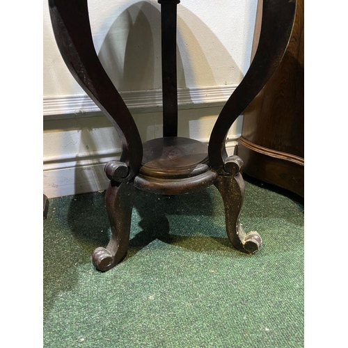 231 - A MAHOGANY CIRCULAR TOPPED OCCASIONAL TABLE, with three shaped supports joined by circular undertier... 