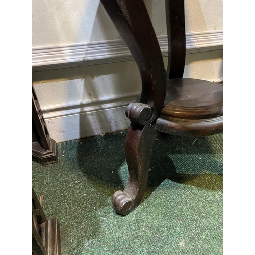 231 - A MAHOGANY CIRCULAR TOPPED OCCASIONAL TABLE, with three shaped supports joined by circular undertier... 