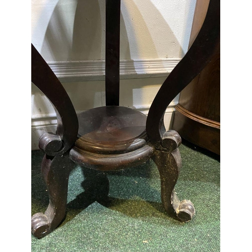 231 - A MAHOGANY CIRCULAR TOPPED OCCASIONAL TABLE, with three shaped supports joined by circular undertier... 