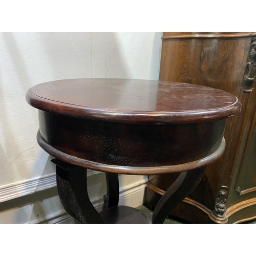 231 - A MAHOGANY CIRCULAR TOPPED OCCASIONAL TABLE, with three shaped supports joined by circular undertier... 