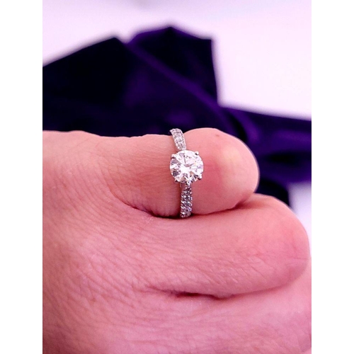 46 - A SUPERB PLATINUM DIAMOND SOLITAIRE RING, with a central round diamond approximately 1.01cts, with f... 