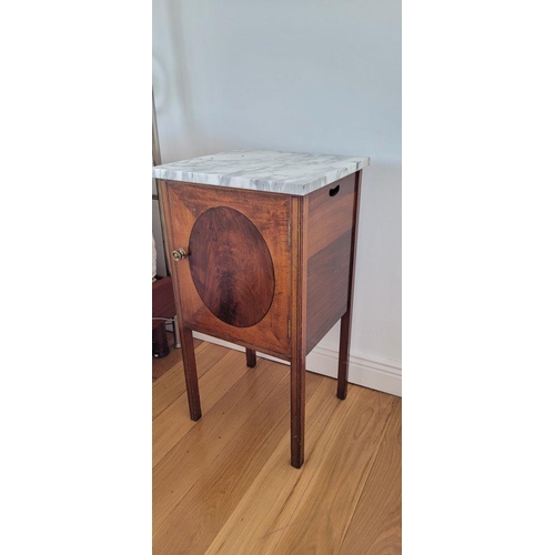 50 - A GOOD MARBLE TOPPED BEDSIDE CABINET / LAMP CABINET, a lovely white/grey marble top to the unit, ove... 