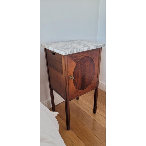 50 - A GOOD MARBLE TOPPED BEDSIDE CABINET / LAMP CABINET, a lovely white/grey marble top to the unit, ove... 