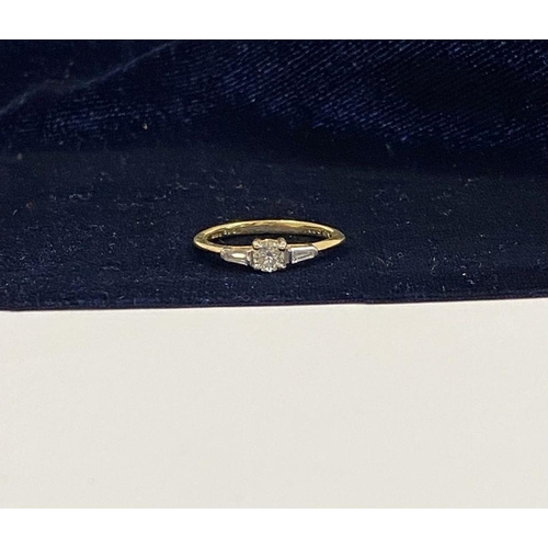 64 - A BEAUTIFUL 18CT YELLOW GOLD THREE STONE DIAMOND RING, with central brilliant round cut diamond in f... 