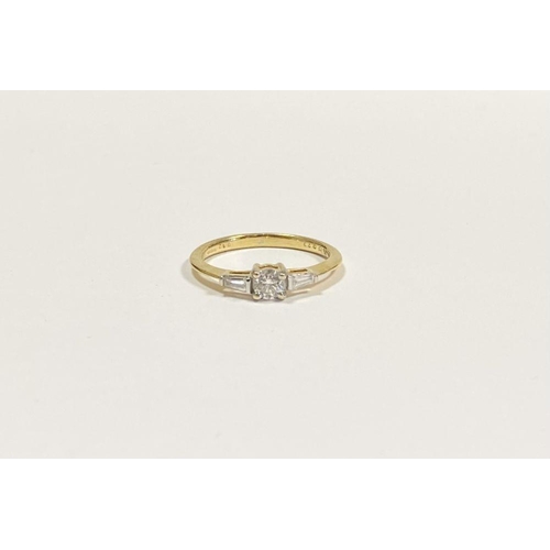 64 - A BEAUTIFUL 18CT YELLOW GOLD THREE STONE DIAMOND RING, with central brilliant round cut diamond in f... 