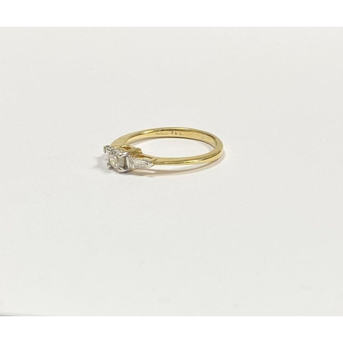 64 - A BEAUTIFUL 18CT YELLOW GOLD THREE STONE DIAMOND RING, with central brilliant round cut diamond in f... 