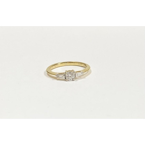 64 - A BEAUTIFUL 18CT YELLOW GOLD THREE STONE DIAMOND RING, with central brilliant round cut diamond in f... 