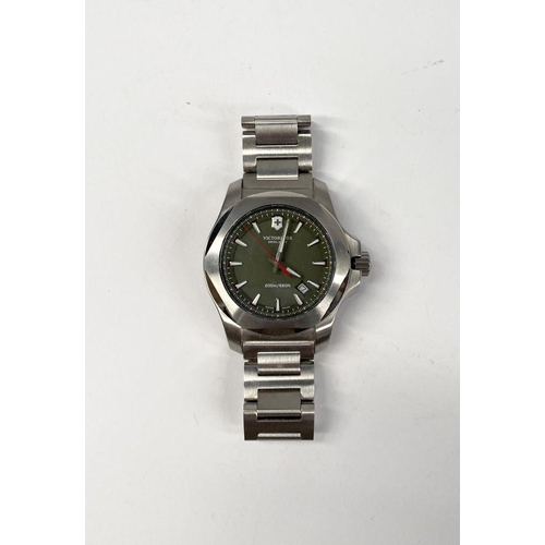 78 - A CASED VICTORINOX MENS SWISS ARMY WATCH, I.N.O.X. in original case with guide and warranty. In work... 