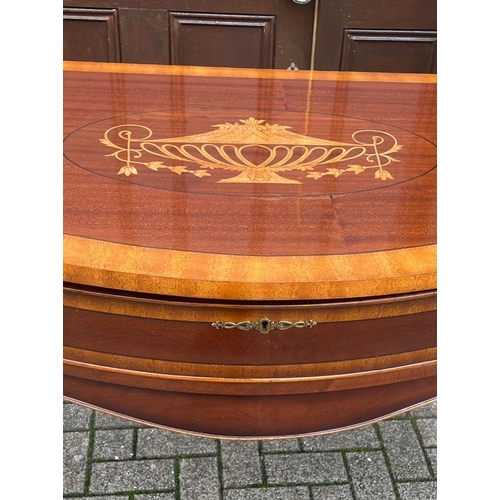 85 - AN EXCELLENT MAHOGANY & SATINWOOD INLAID SERPENTINE CONSOLE TABLE, the serpentine shaped top with ce... 