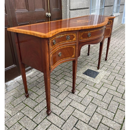 85 - AN EXCELLENT MAHOGANY & SATINWOOD INLAID SERPENTINE CONSOLE TABLE, the serpentine shaped top with ce... 